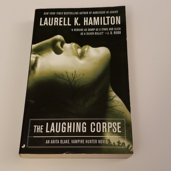 ๐ 5/$20 Laurell K. Hamilton, The Laughing Corpse